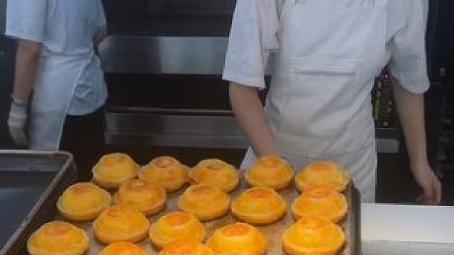 小师傅们一直加班烤蛋挞，新升级的蛋挞64层更酥更嫩更滑！#现烤现卖 #蛋挞 #谁懂这一口的好吃程度 