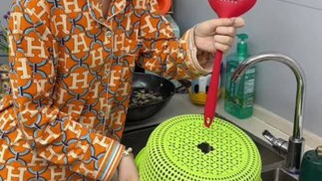 水槽中间放上这个#天鹅沥水篮  饭菜残渣不再烦恼，清理简单不占地方#厨房好物  #实用好物
