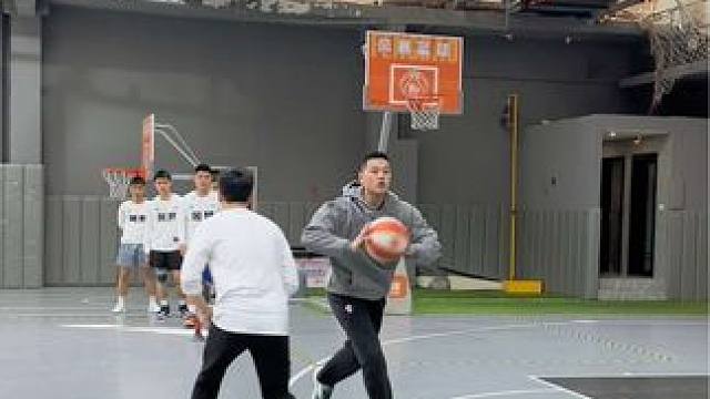 #篮球 #日常训练 #一分钟干货教学 
两人相对形式运传球循环
｜运球加速胯下突破平传球
｜加速变向