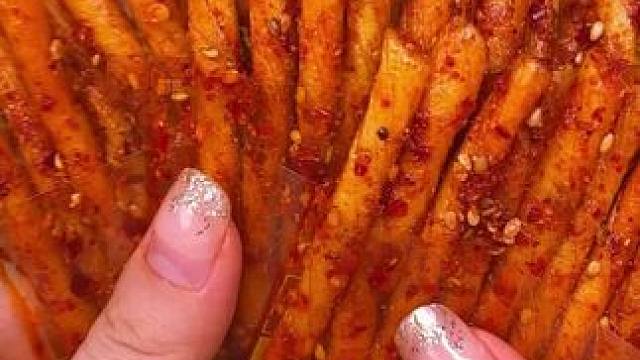 湖南平江特产的素牛筋辣条来了！是真的好吃呀！没吃过的宝子们一定要来试试啊！真的强烈推荐！#辣条 #湖