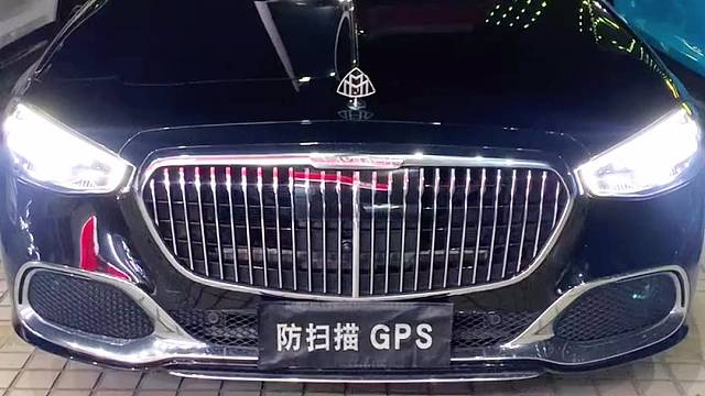 奔驰迈巴赫安装防拆抗屏蔽GPS定位防盗系统，开启屏蔽器自动锁车，换卡、抠卡、干扰锁车报警到手机。嵌入