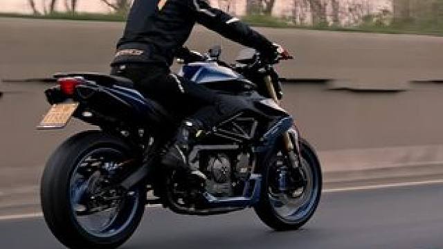 “很难不孤独 但我永远热爱自己”
#赛羽 #骑车去撒野