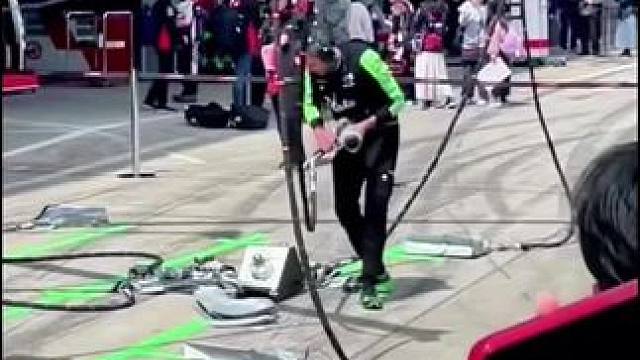 #2024f1日本大奖赛 索伯车队测试换胎枪，网友：马戏团准备营业了#索伯车队 #周冠宇 #博塔斯 