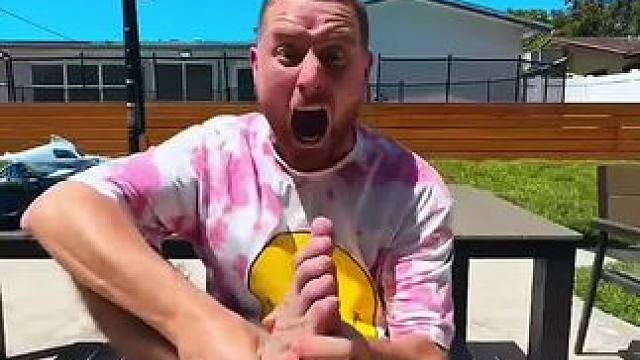 妻子用玩具车戏耍老公，最后真是万万没想到！#搞笑视频 #搞笑配音 #搞笑