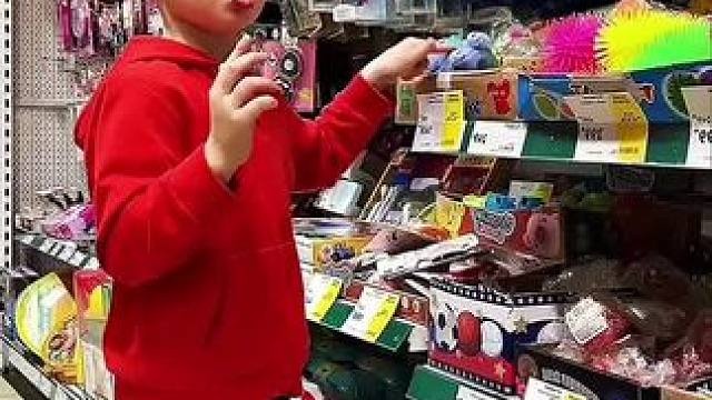 男孩逛商场被老妈套路，结局让人万万想不到！#看一遍笑一遍 #这操作都看傻了 #意想不到的结局 #老外