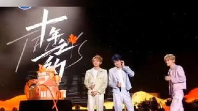 凤凰传奇开演唱会动了某些人的利益蛋糕，资本博弈，把玲花17年的发言扒了出来，有人问如果在电梯里被闺蜜