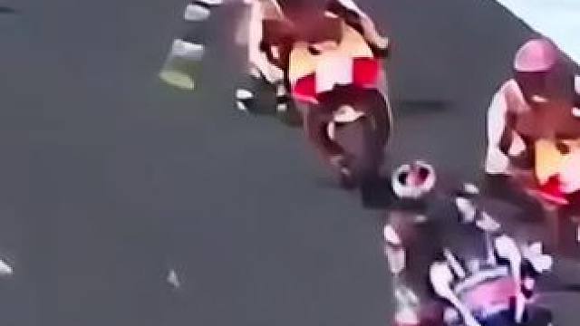 #摩托车比赛 #滑胎过弯 #压弯 #专业动作请勿模仿 #大神控车