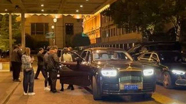 从劳斯莱斯幻影亲自下来的京城富婆，气场都太强大了，接待人员主动上去给你开车门。#劳斯莱斯幻影 #do