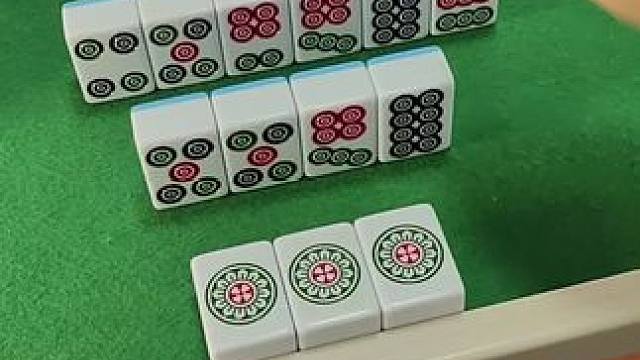 总感觉哪里不对#红中血流 #纯正家乡麻将 #JJ麻将小游戏 #麻将麻将抖起来 #麻将治百病