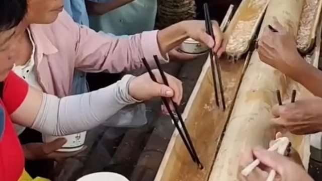 上游撑死，下游饿死