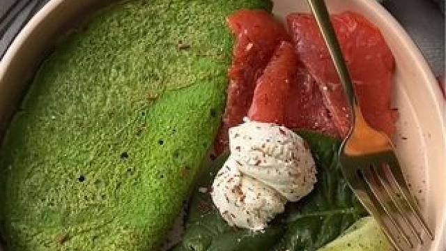 低卡减脂早餐｜菠菜蛋饼搭配三文鱼和奶酪#低卡低脂餐 #早餐吃什么 #吃瘦不饿瘦 #低卡减脂餐做法 #