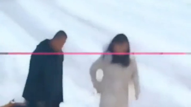 这女的自己爬上去的