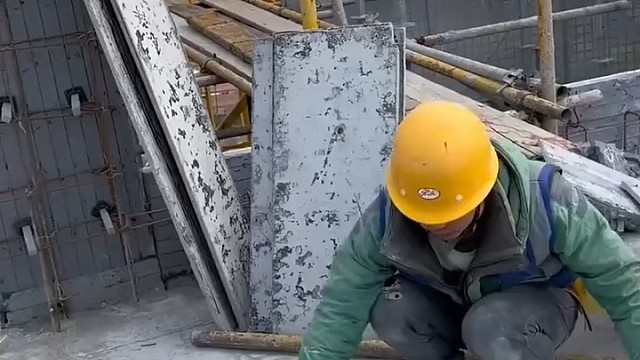 要知道三个知识，塔吊下的冰红茶，过山车下的八宝粥，铁轨上的牛肉干