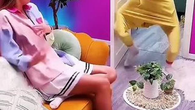 用奇装异服恶搞闺蜜，结局让人万万没想到！#看一遍笑一遍 #这操作都看傻了 #意想不到的结局 #沙雕老