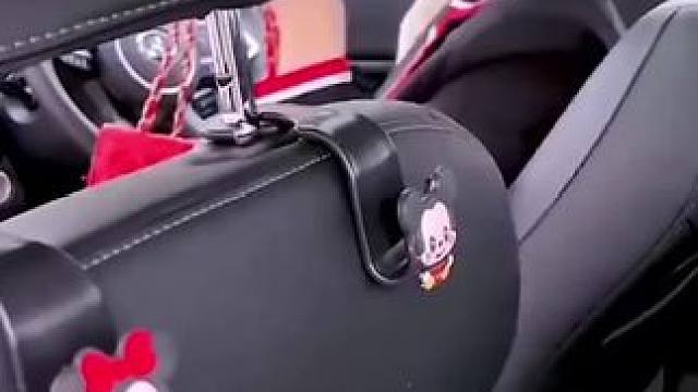 一款可爱的挂钩，车里必备品#汽车用品 #有车必备 #挂钩 #小巧便捷的汽车用品推荐