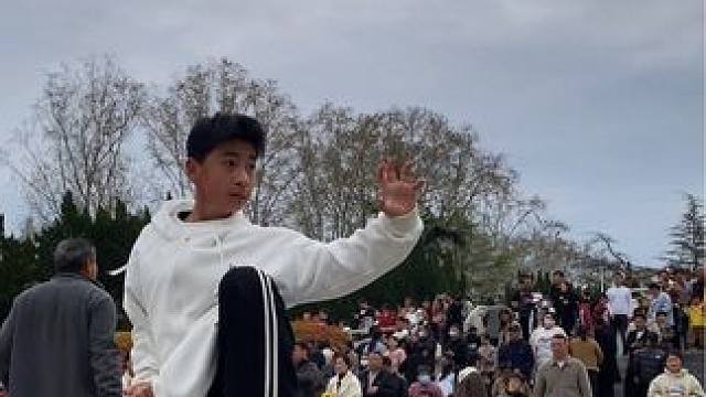小男孩突然练起武术，一套动作行云流水，众人纷纷赞好， #中华武术博大精深  #热门
