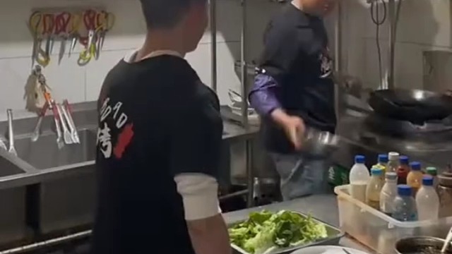 我也是厨师，快下班了，来人吃饭，没有他那么大的反应，但是也骂哈哈
