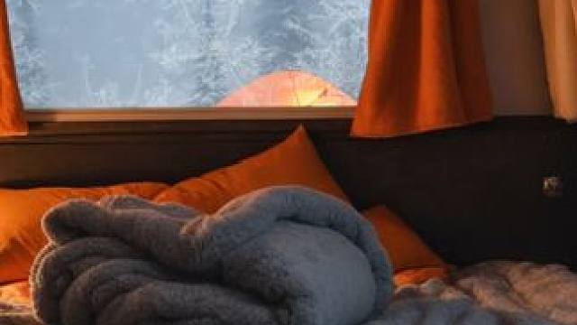 风雪交加的露营之夜，在温暖舒适的房车里安心入睡吧！ #白噪音 #助眠声音 #助眠视频