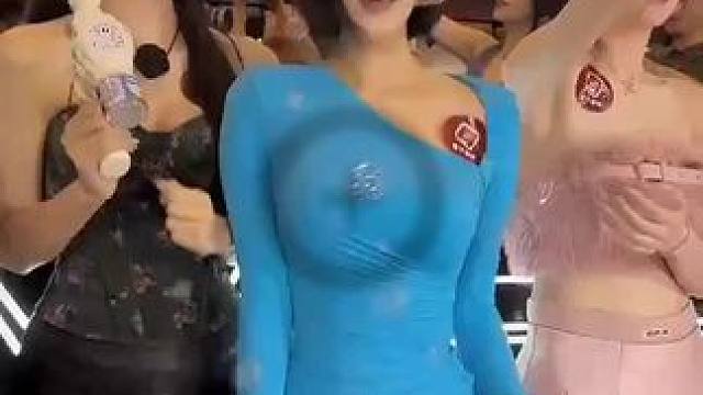 假期中的快乐就在于可以安静地欣赏车模小姐姐了！#这谁顶得住啊 #极品车模 #极品身材