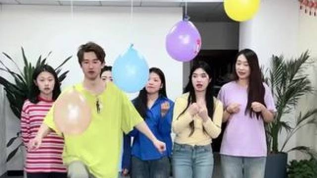 扎气球挑战，哈哈太搞笑了#趣味游戏 #办公室游戏 #真会玩 #互动游戏