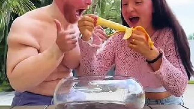 把香蕉放到可乐瓶里面，结局让人太意外了！#看一遍笑一遍 #意想不到的结局 #这操作都看傻了 #老外真