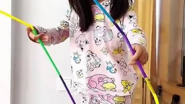 小女孩自制吸管偷喝饮料，这操作简直太牛了！#看一遍笑一遍 #看一遍笑一遍 #意想不到的结局 #这操作