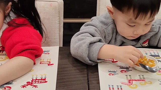 一个妈生的三个宝