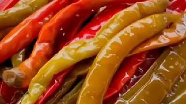 湖南特色老坛酸辣椒，坛香浓郁，脆嫩爆汁，搭配五花肉吃，开胃又解腻#美食