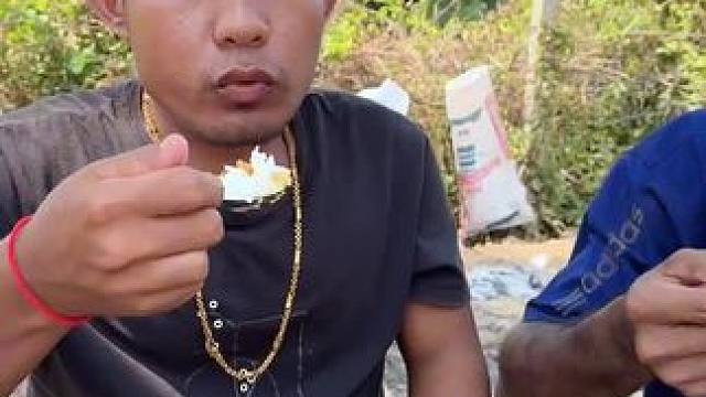 吃个饭都不消停一会儿#东南亚矮子 #农村生活 #乡村守护人