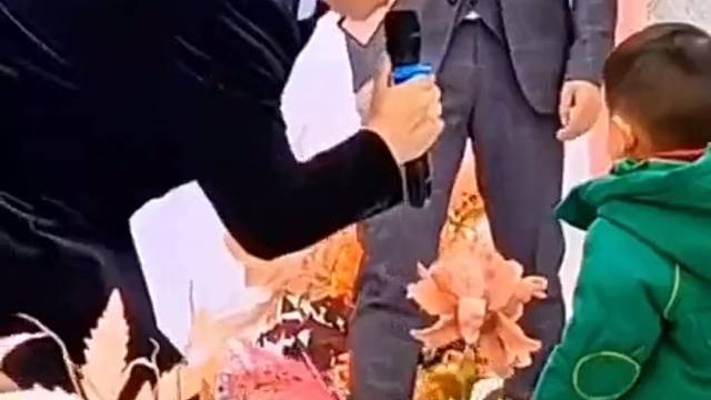 就是这小子把我骗进生儿子的