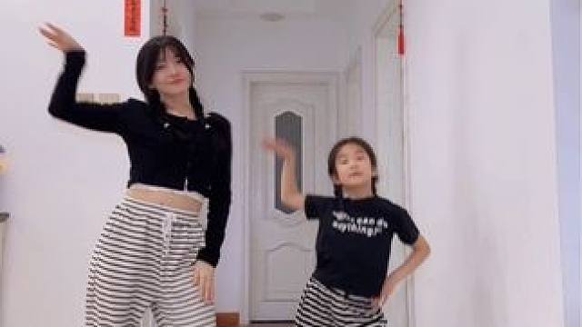 和小盆友一起dadada
#dadada舞蹈挑战 #虾米编舞 #今日份舞蹈打卡 