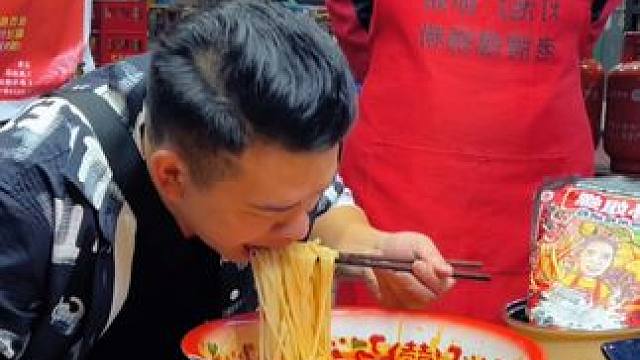 都安帅哥挑战5两~阿姨血亏3000块~#螺蛳粉