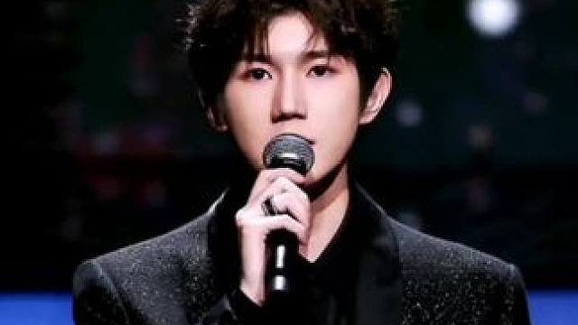 王源唱《给电影人的情书》真的好温柔好治愈，他真的好适合唱这首歌 "#王源 "#给电影人的情书 "#音