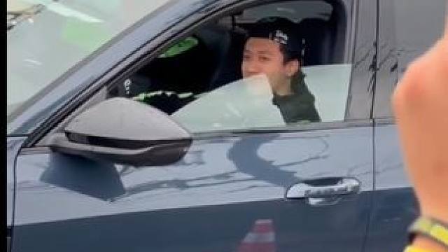 #2024f1日本大奖赛 周冠宇前往围场路上获粉丝加油打气约定上海见～重点是，小周这个座驾是奥迪（索