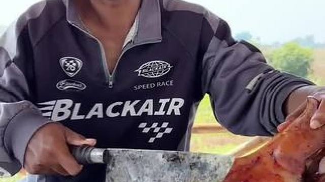 来老板出镜头了#乡村味道 #农村生活 #猪头宴#碳烤猪头