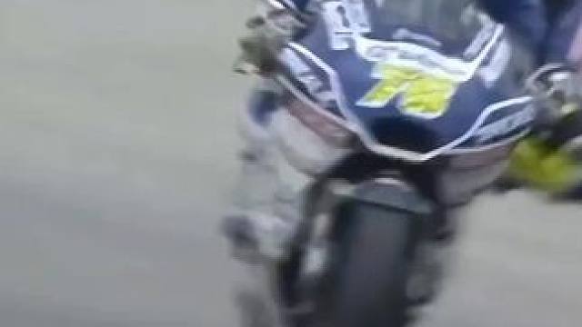 好家伙，这波操作真的是没谁了…秒杀国内一线救车名场面…#机车 #摩托车 #专业动作请勿模仿 #赛车手