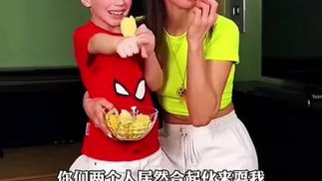 男子靠作弊赢了儿子，最后没想到被套路了！#看一遍笑一遍 #意想不到的结局 #老外真会玩 #万万没想到