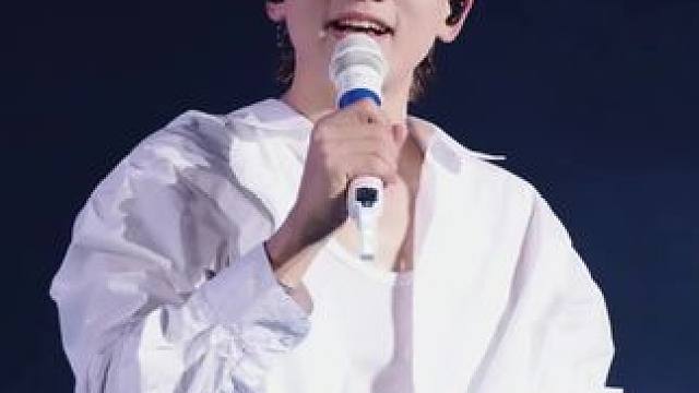 “是否两个人足够 捕捉爱的镜头”
#张杰#明天过后#演唱会#音乐现场
#是否两个人足够捕捉爱的镜头