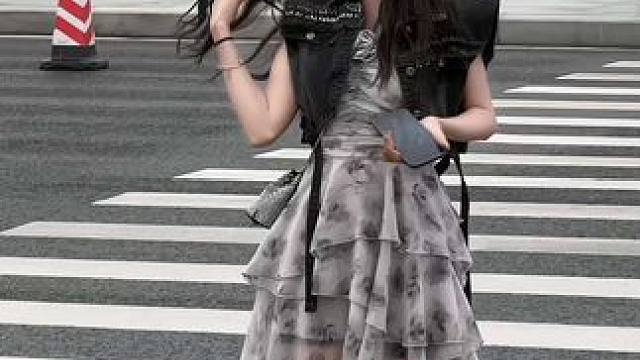 “人和人之间最强的滤镜 不过是一双偏爱的眼”.