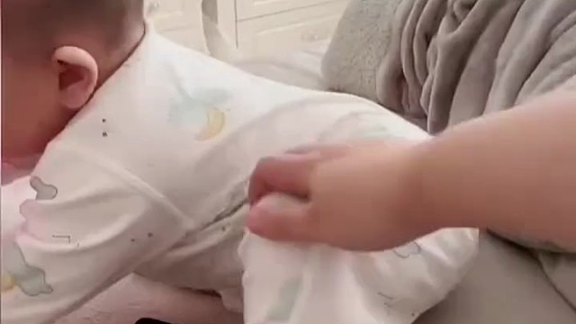 我可喜欢这小孩了太可爱了[笑哭]