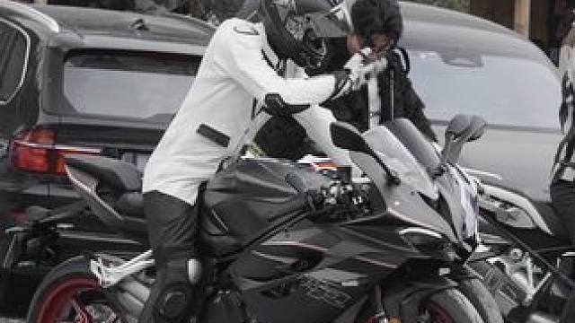 遭抓了你硬是又哭又闹