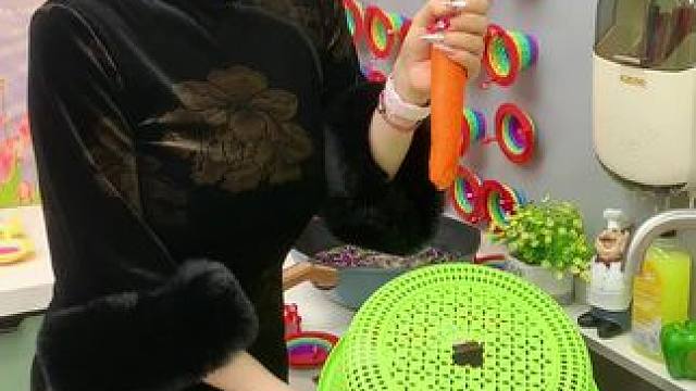 别告诉我你家到现在都还没有这个#小怪物彩虹过滤网，用了才知道是真的好#七彩小怪过滤网