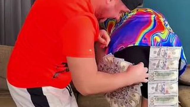 男子偷藏私房钱套路多，结局让人太意外了！#看一遍笑一遍 #老外真会玩 #沙雕老外 #这操作都看傻了 