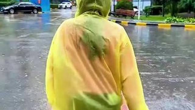 雨季来临，还不赶快备上 这款个位数到手的非一次性加厚加大雨衣#全身长款雨衣推荐 #雨天出行 #骑行雨
