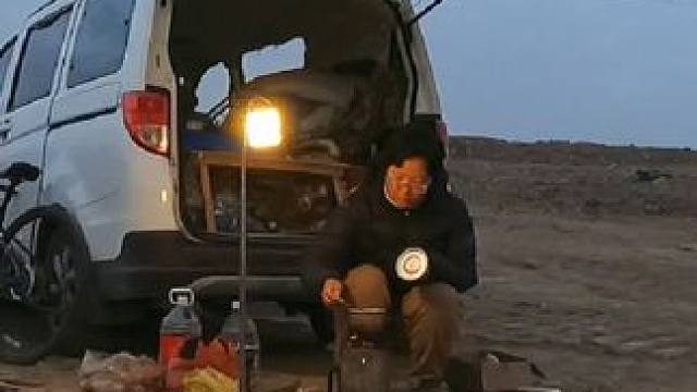 戈壁滩露营，被工作人员抓到#床车旅行  #户外露营 #穷游 #户外 #在搞一种很新的旅行vlog