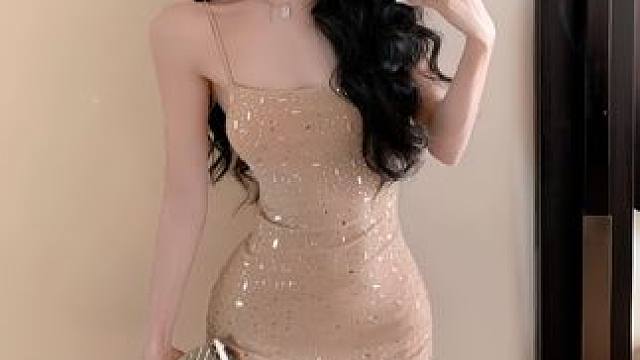 一眼心动的吊带裙 啊啊啊 老婆们！这条闪钻吊带裙真的美哭了！blingbling好好看！上身显瘦显身