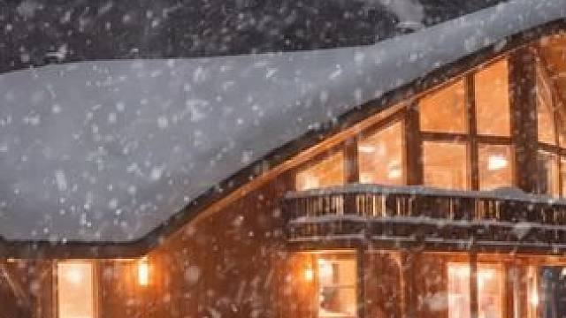 暴风雪之夜的森林里，有一间温暖小屋。呆在这里休息吧！ #白噪音 #助眠声音 #助眠视频