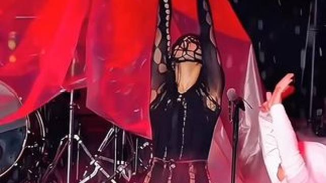 求雨小祭司细致到指尖
手指天空的一刹那
雨水也被折服而配合演出⚡️
 #周震南 #汕头狮潮音乐节 #