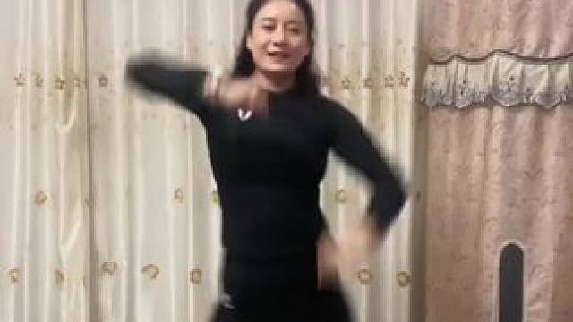 下雨天在家嗨#优美的舞姿伴随着动人的旋律让人陶醉