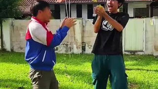 用绳子获取小零食，这操作简直太奇葩了！#看一遍笑一遍 #意想不到的结局 #这操作都看傻了 #万万没想